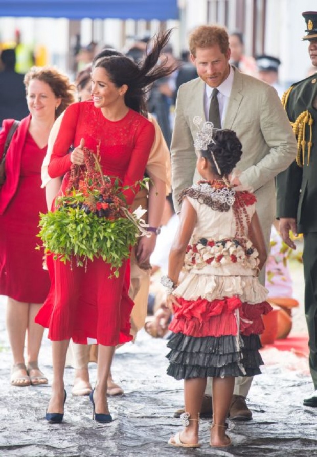  “เจ้าชายแฮร์รี” ควงเมแกนเยือนตองกา ดัชเชสใส่เดรสแดงสุดเลิศ แต่ดันลืมเอาป้ายออก!!?