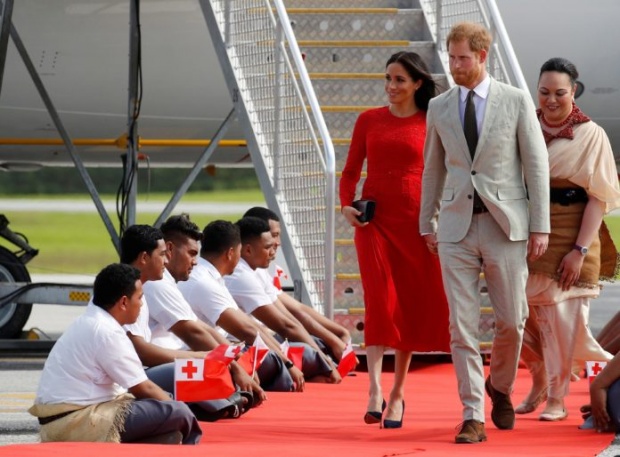  “เจ้าชายแฮร์รี” ควงเมแกนเยือนตองกา ดัชเชสใส่เดรสแดงสุดเลิศ แต่ดันลืมเอาป้ายออก!!?