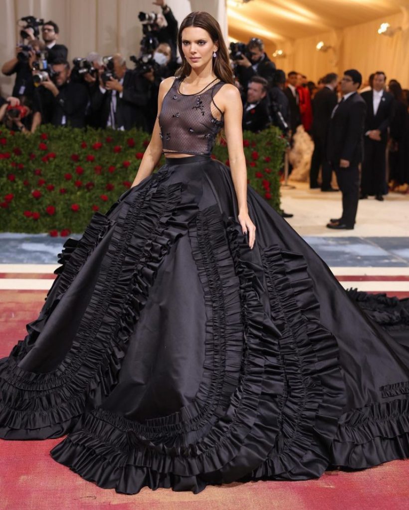 สวยเด่น! “เคนดัลล์ เจนเนอร์” กับเมคอัพไร้คิ้ว บนพรมเเดงMet Gala 2022