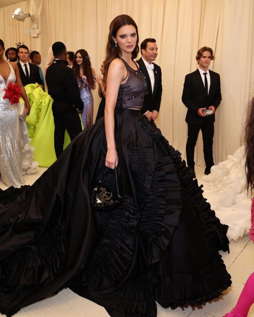 สวยเด่น! “เคนดัลล์ เจนเนอร์” กับเมคอัพไร้คิ้ว บนพรมเเดงMet Gala 2022