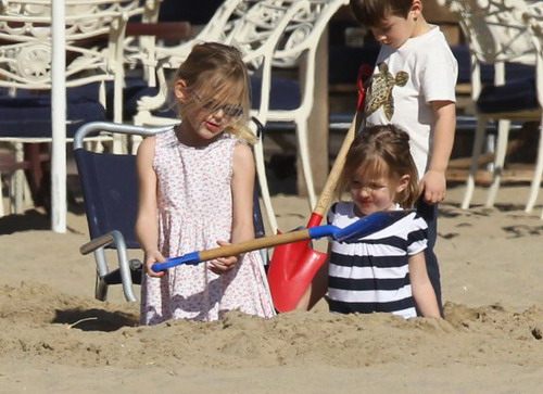 ภาพล่าสุดของหนู Violet Affleck และSeraphina ลูก เจนิเฟอร์ การ์เนอร์