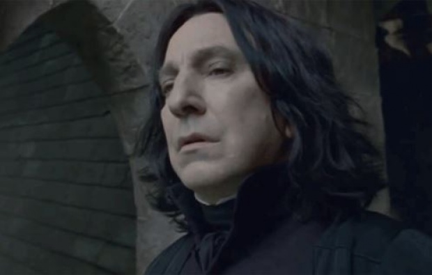 แฟนๆแฮร์รี่รวมตัวกันหน้าปราสาทฮอกวอตส์ ชูไม้กายสิทธิ์ไว้อาลัย Alan Rickman