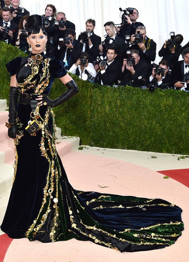 เปิดภาพแฟชั่นคนดัง บนพรมแดง Met Gala 2016