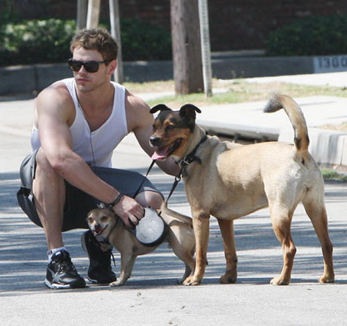 Kellan Lutz กับเจ้าหมาสองตัวของเค้า 