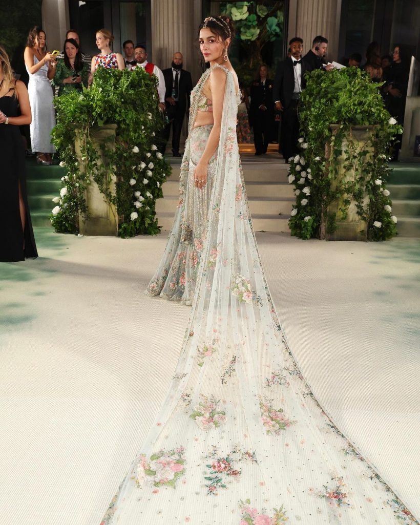 Alia Bhatt ปรากฎตัวฮือฮาใส่ชุดส่าหรีเยือน Met Gala 2024