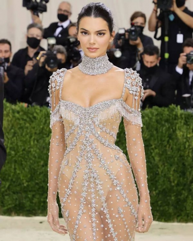  ใครจะสู้! ซุปตาร์สาวนุ่งชุดซีทรู สวยแซ่บบนพรมแดง Met Gala 