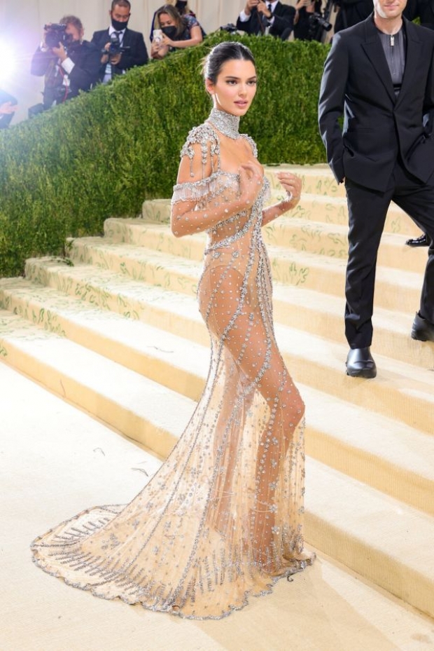  ใครจะสู้! ซุปตาร์สาวนุ่งชุดซีทรู สวยแซ่บบนพรมแดง Met Gala 