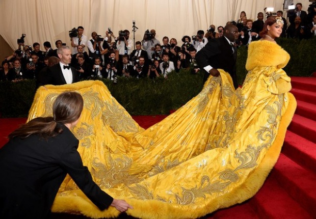 ร้องไห้หนักมาก!!! Rihanna เจอตัดต่อล้อเลียนชุดราตรีสีเหลืองสุดอลังกาล งดงามราว....