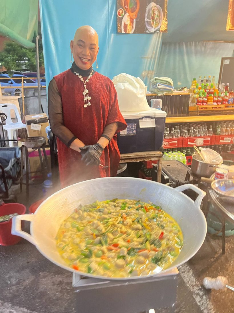 ไม่อายทำกิน! เขาคนนี้ ลุยหาเงินเพิ่ม ขายข้าวแกงในตลาด