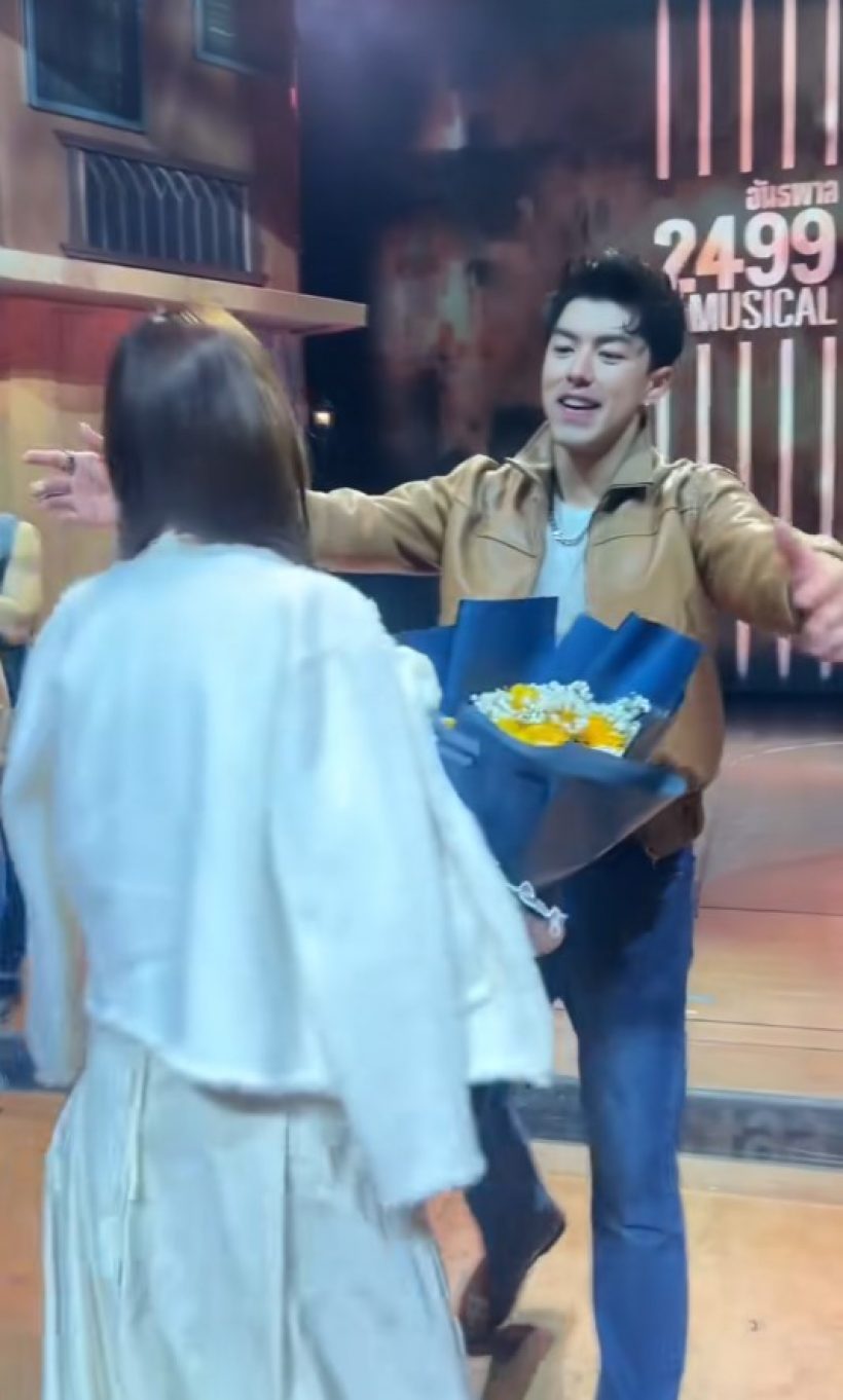 ฮือฮา นาย ณภัทร โผกอดสุดซึ้ง หลังนางเอกคนสวยโผล่เชียร์เล่นละครเวที