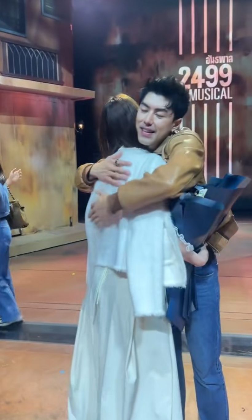 ฮือฮา นาย ณภัทร โผกอดสุดซึ้ง หลังนางเอกคนสวยโผล่เชียร์เล่นละครเวที