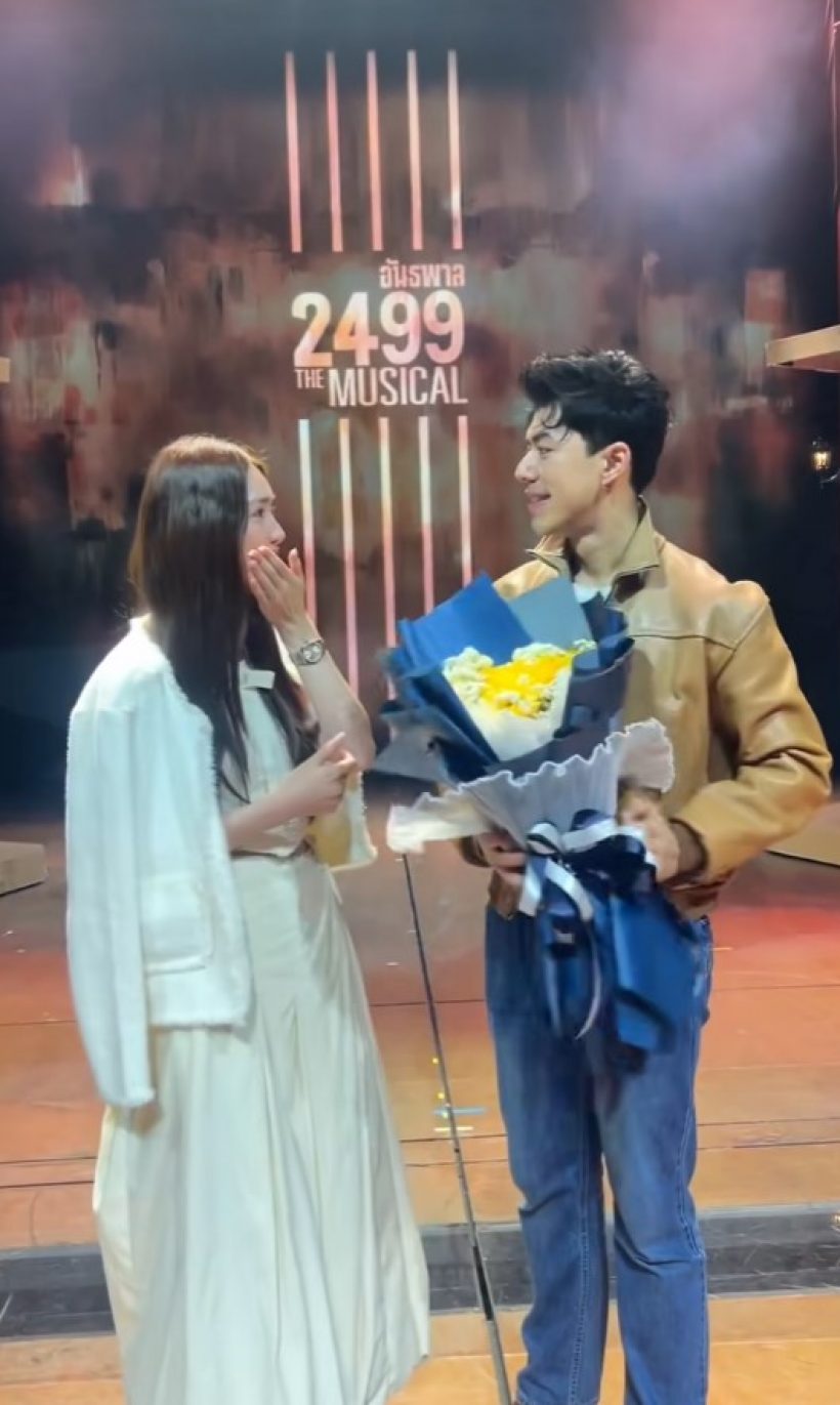 ฮือฮา นาย ณภัทร โผกอดสุดซึ้ง หลังนางเอกคนสวยโผล่เชียร์เล่นละครเวที