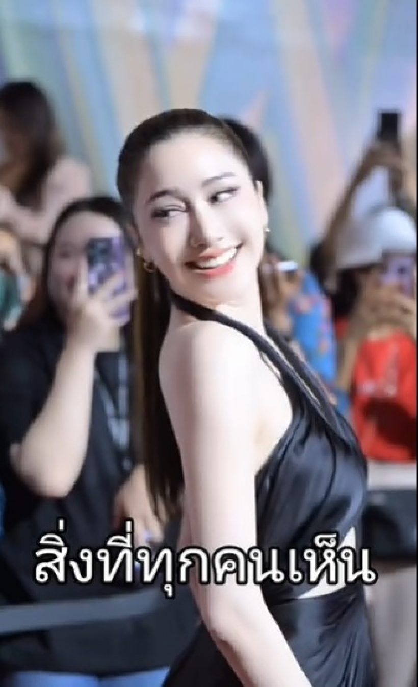 นางเอกดัง แต่งเต็มขึ้นรถไฟฟ้า วิ่งไปออกงานแบบสวยสู้