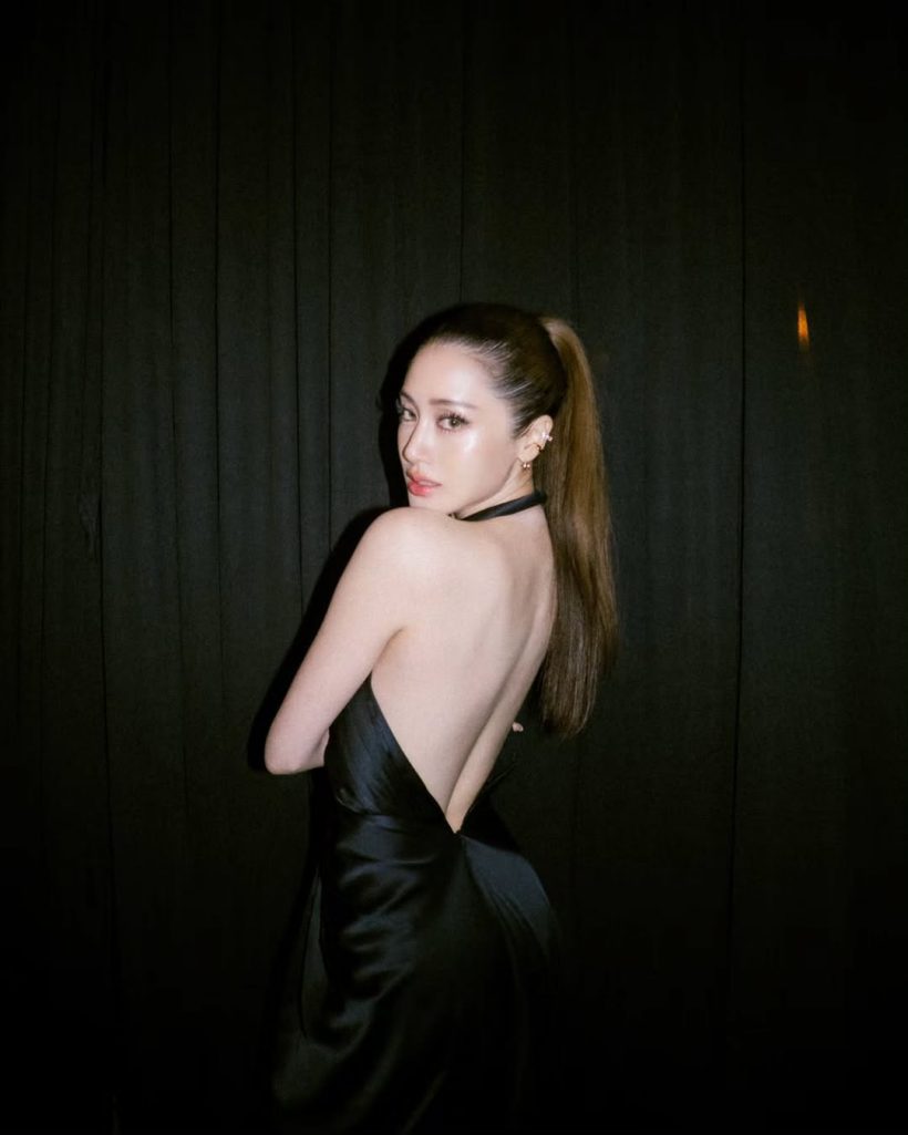 นางเอกดัง แต่งเต็มขึ้นรถไฟฟ้า วิ่งไปออกงานแบบสวยสู้