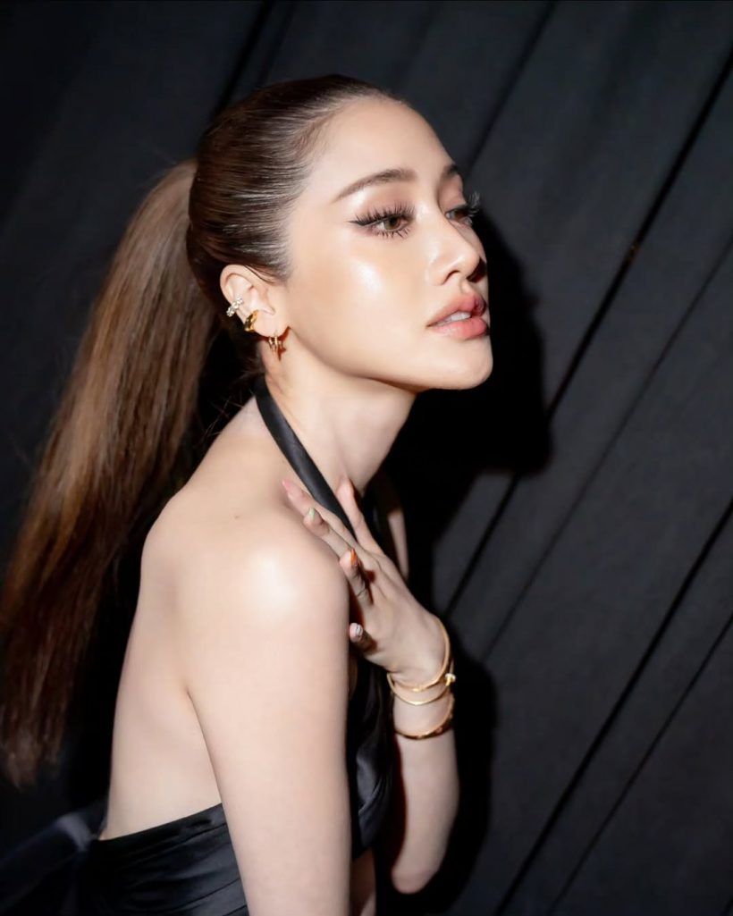 นางเอกดัง แต่งเต็มขึ้นรถไฟฟ้า วิ่งไปออกงานแบบสวยสู้