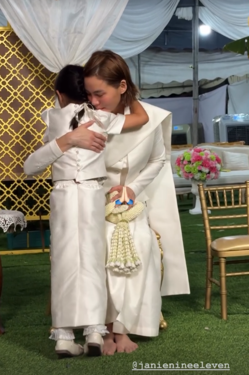 เปิดภาพพิธีปลงผม เจนี่ เพื่อนพ้องในวงการบันเทิงเเห่อนุโมทนาบุญ