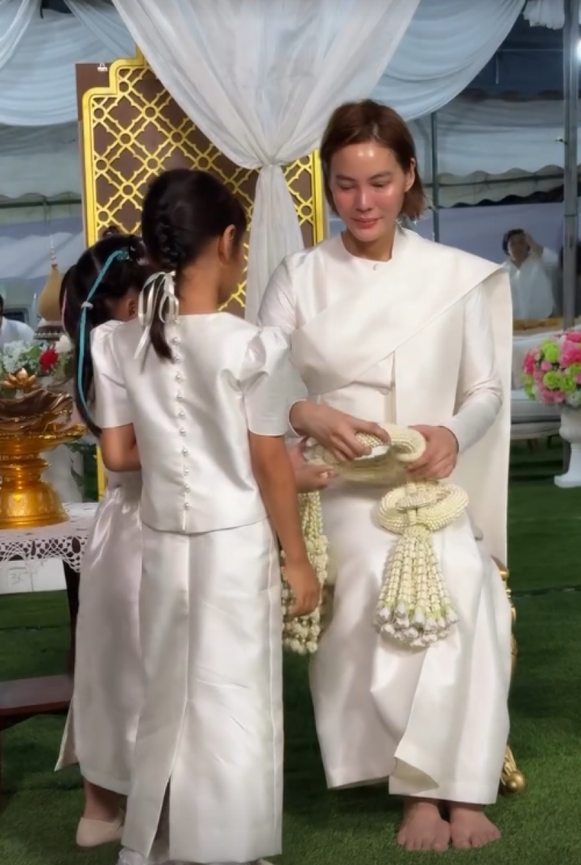 เปิดภาพพิธีปลงผม เจนี่ เพื่อนพ้องในวงการบันเทิงเเห่อนุโมทนาบุญ