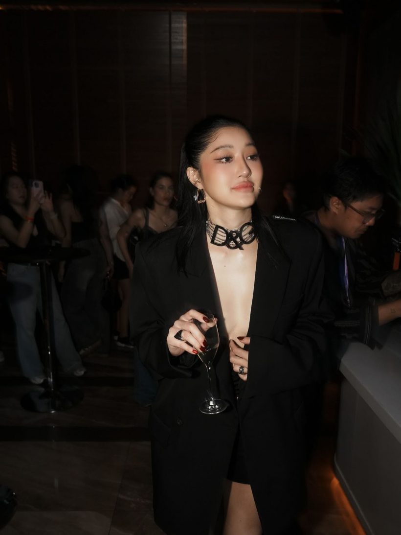 ตกใจ! นักแสดงสาวคนนี้ ดูอึนๆแปลกๆ ที่แท้โดนเล่นของใส่