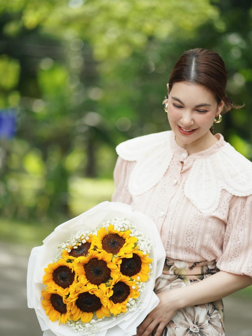 รักลงตัว!หนุ่มคนสนิทส่งดอกไม้ ให้ โบว์ เบญจวรรณ กลางกองถ่าย