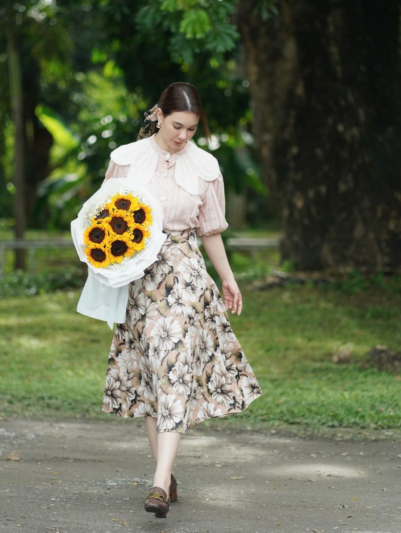 รักลงตัว!หนุ่มคนสนิทส่งดอกไม้ ให้ โบว์ เบญจวรรณ กลางกองถ่าย