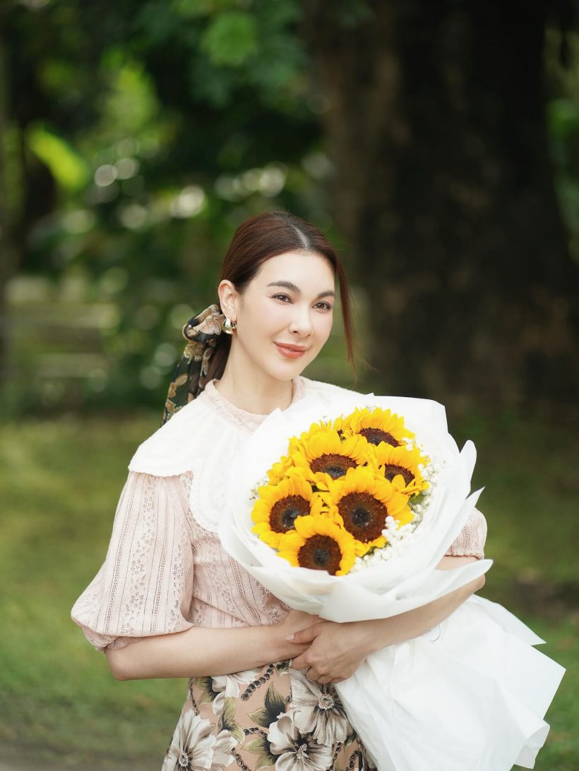 รักลงตัว!หนุ่มคนสนิทส่งดอกไม้ ให้ โบว์ เบญจวรรณ กลางกองถ่าย