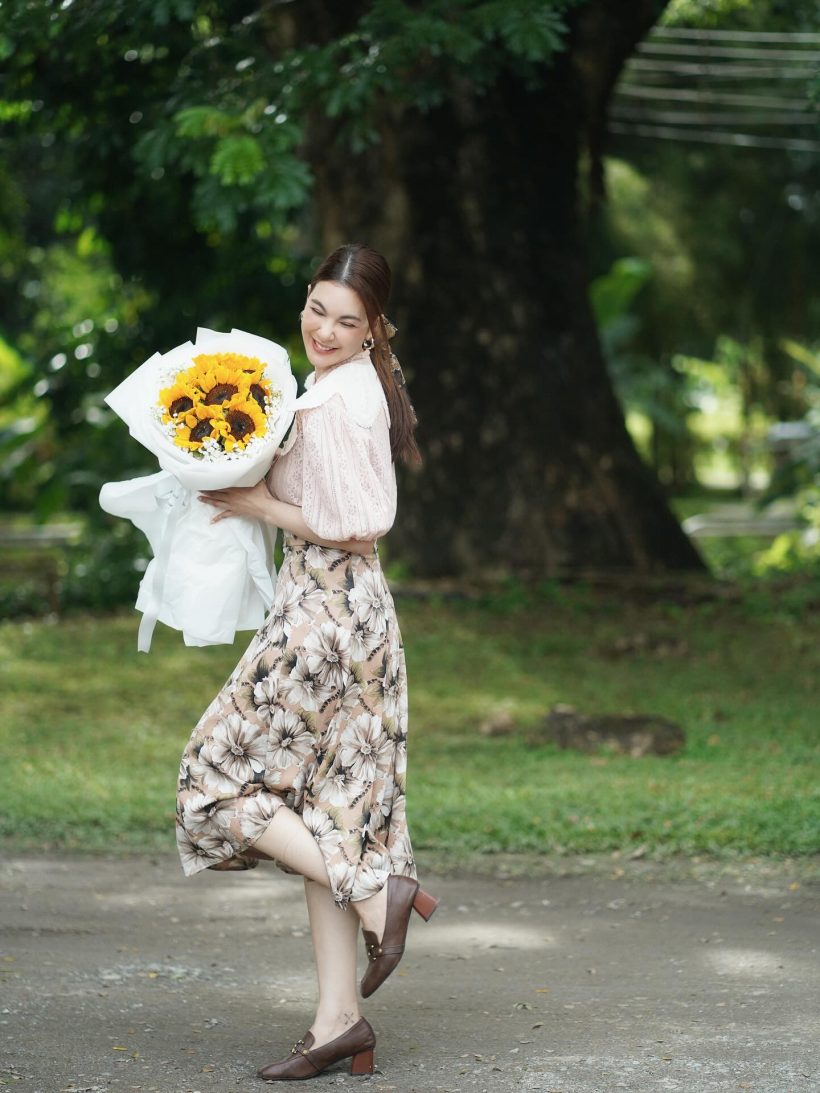 รักลงตัว!หนุ่มคนสนิทส่งดอกไม้ ให้ โบว์ เบญจวรรณ กลางกองถ่าย