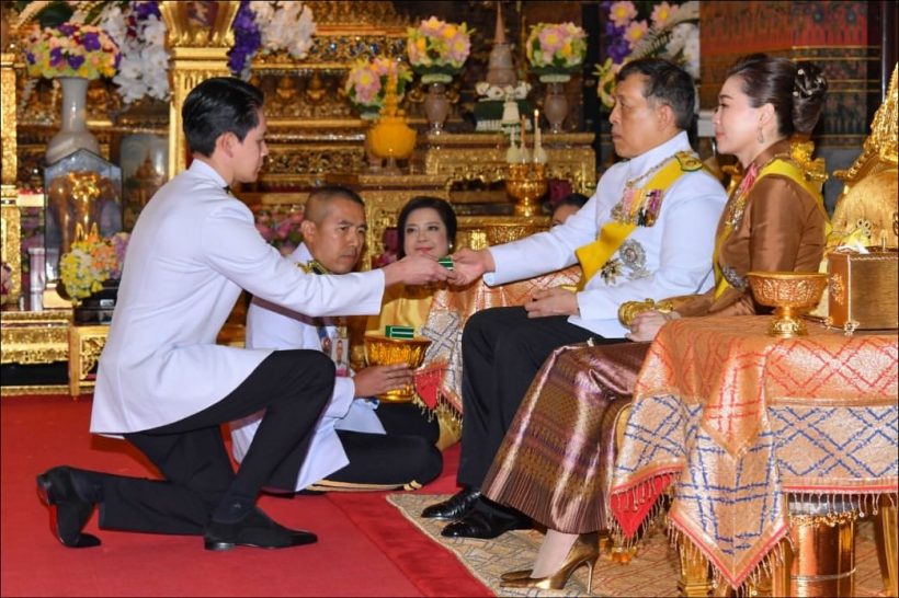 นางเอกดัง ปิติ รับพระราชทานพระกริ่งทองคำ จากในหลวง-พระราชินี