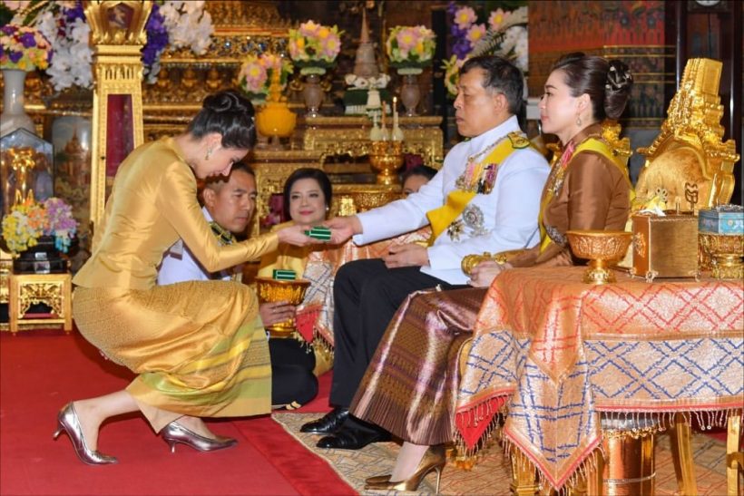 นางเอกดัง ปิติ รับพระราชทานพระกริ่งทองคำ จากในหลวง-พระราชินี
