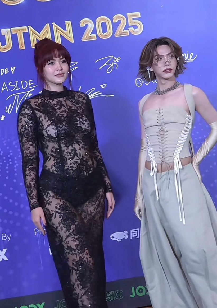 นักร้องสาวโชว์เเฟชั่นล่าสุด เเต่โดนเเซะเเต่งตัวไม่เป็น