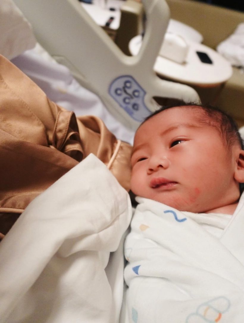 ยิ้มแก้มแตก! นักร้องหนุ่มคุณพ่อป้ายแดง ภรรยาคลอดลูกชายให้ชื่นใจ