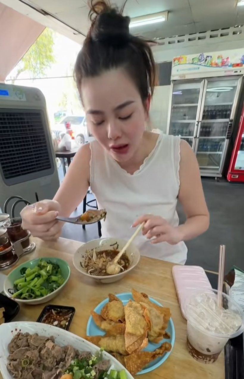 เห็นยัง? เธอคนนี้ ใช้ชีวิตติดดิน นั่งโซ้ยก๋วยเตี๋ยวร้านริมทาง