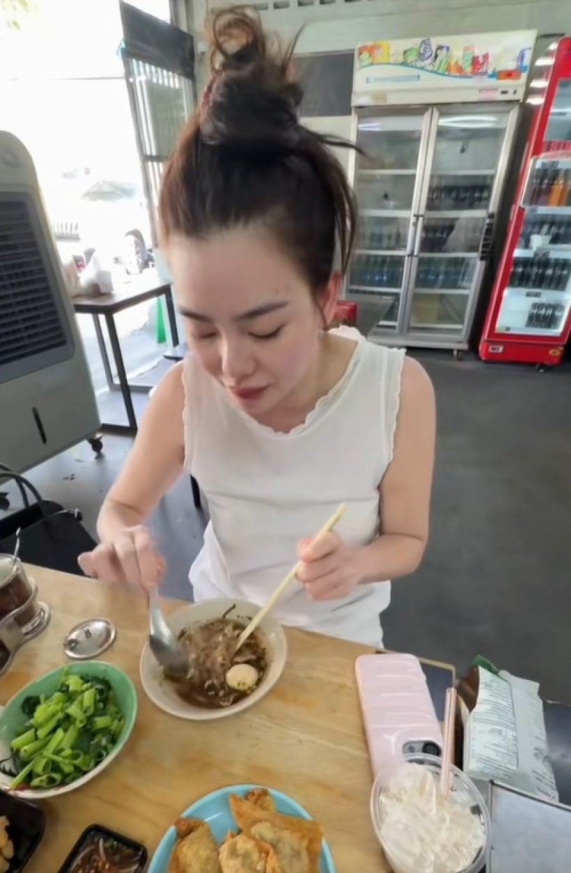 เห็นยัง? เธอคนนี้ ใช้ชีวิตติดดิน นั่งโซ้ยก๋วยเตี๋ยวร้านริมทาง