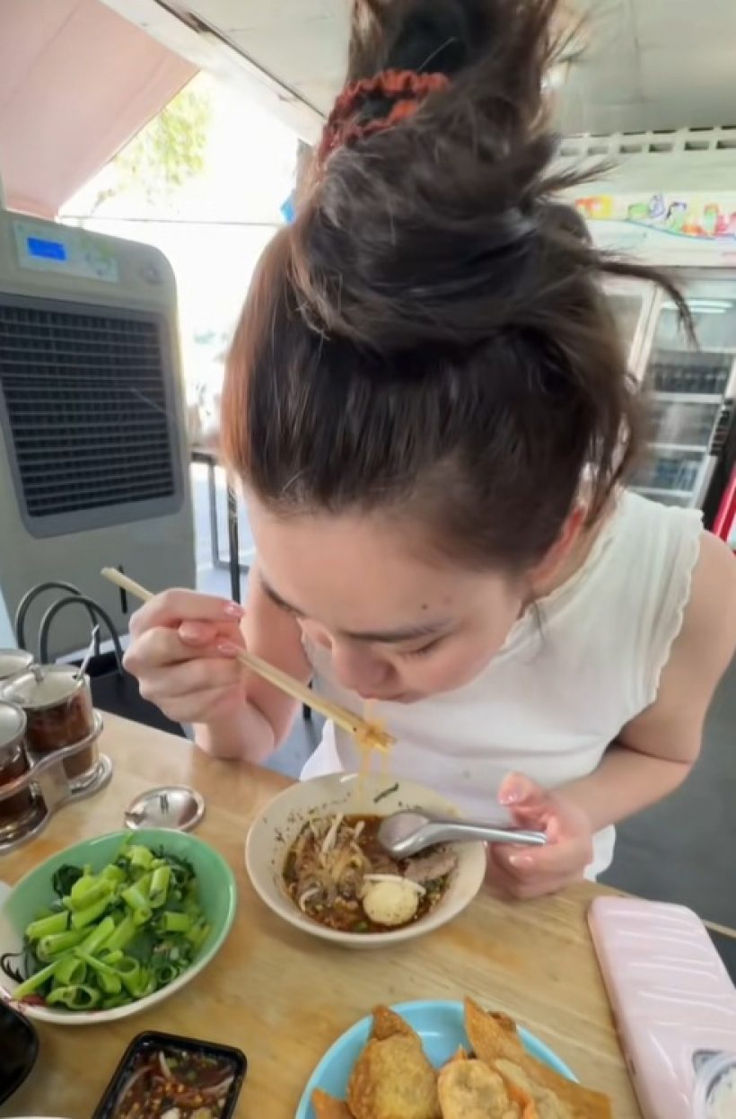 เห็นยัง? เธอคนนี้ ใช้ชีวิตติดดิน นั่งโซ้ยก๋วยเตี๋ยวร้านริมทาง