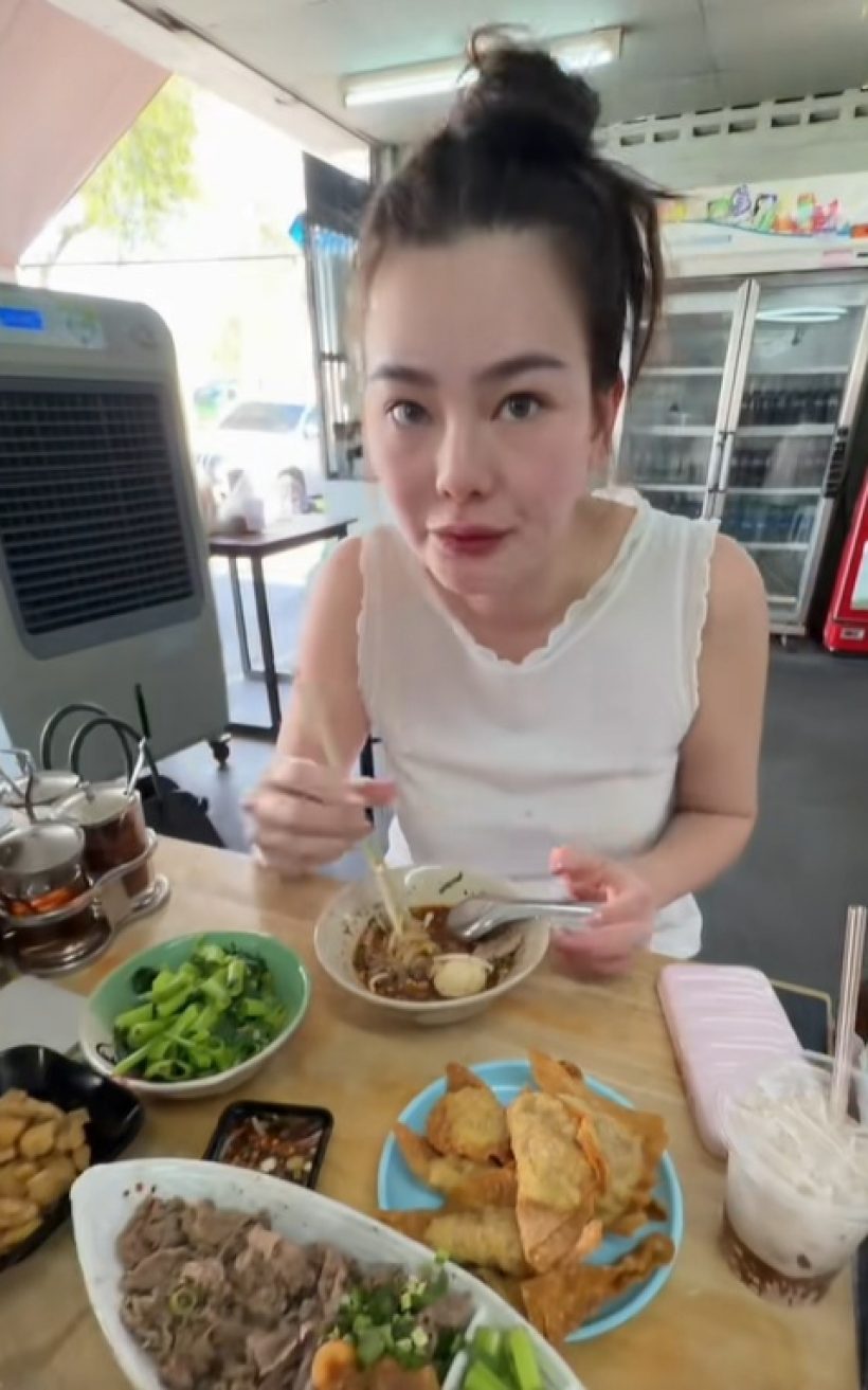 เห็นยัง? เธอคนนี้ ใช้ชีวิตติดดิน นั่งโซ้ยก๋วยเตี๋ยวร้านริมทาง