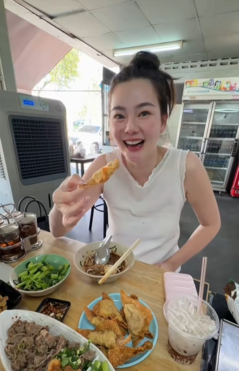 เห็นยัง? เธอคนนี้ ใช้ชีวิตติดดิน นั่งโซ้ยก๋วยเตี๋ยวร้านริมทาง