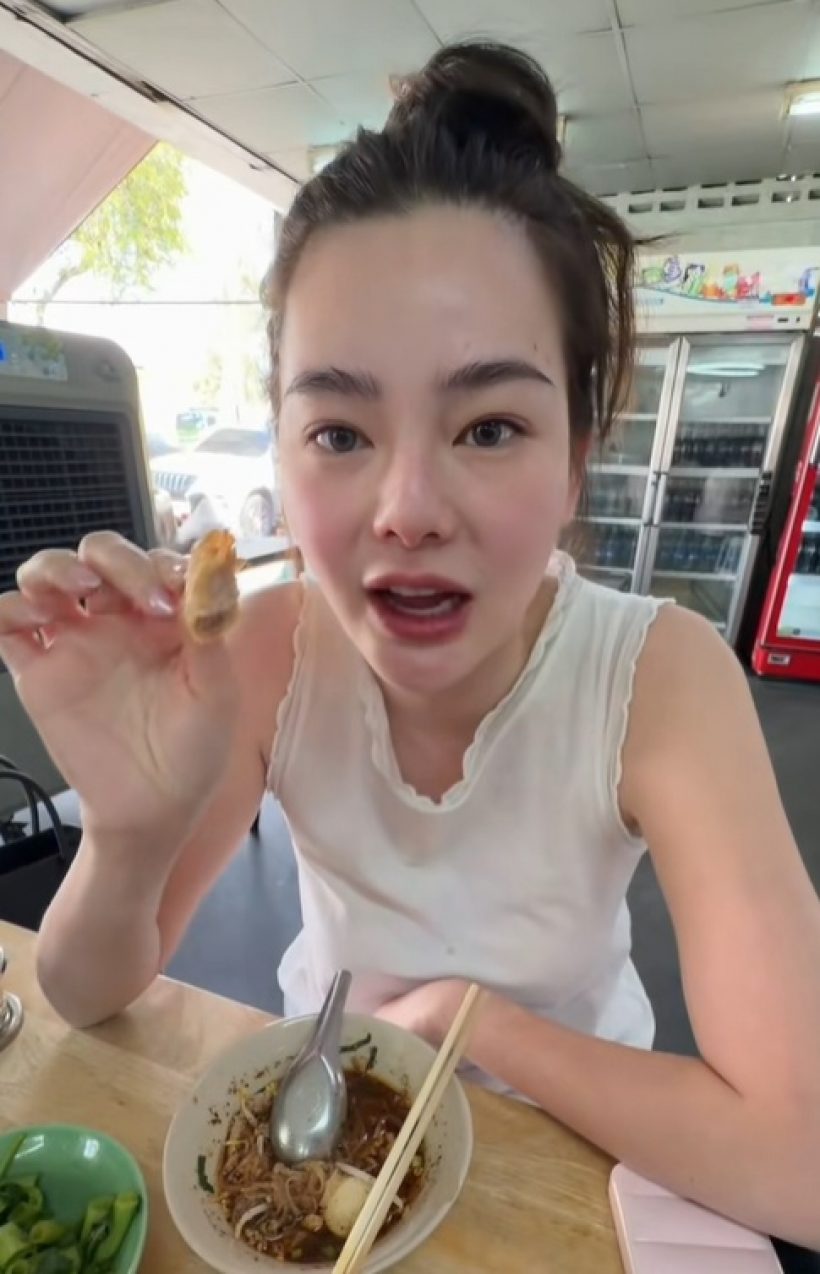 เห็นยัง? เธอคนนี้ ใช้ชีวิตติดดิน นั่งโซ้ยก๋วยเตี๋ยวร้านริมทาง