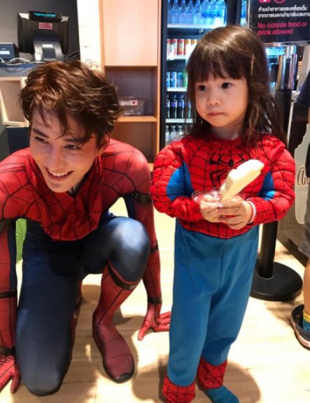 สุดยอดคุณพ่อ!!! “ไมค์” ลงทุนใส่ชุด Spiderman พา “น้องแม็กซ์เวลล์” เที่ยวห้าง (มีคลิป)