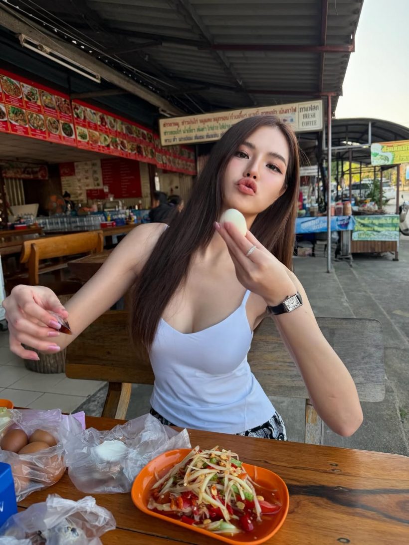 สาวงามชื่อดัง นั่งจกส้มตำริมทาง แต่ยังสวยออร่าไม่แผ่ว