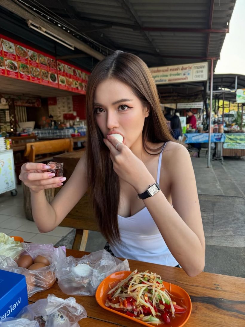 สาวงามชื่อดัง นั่งจกส้มตำริมทาง แต่ยังสวยออร่าไม่แผ่ว