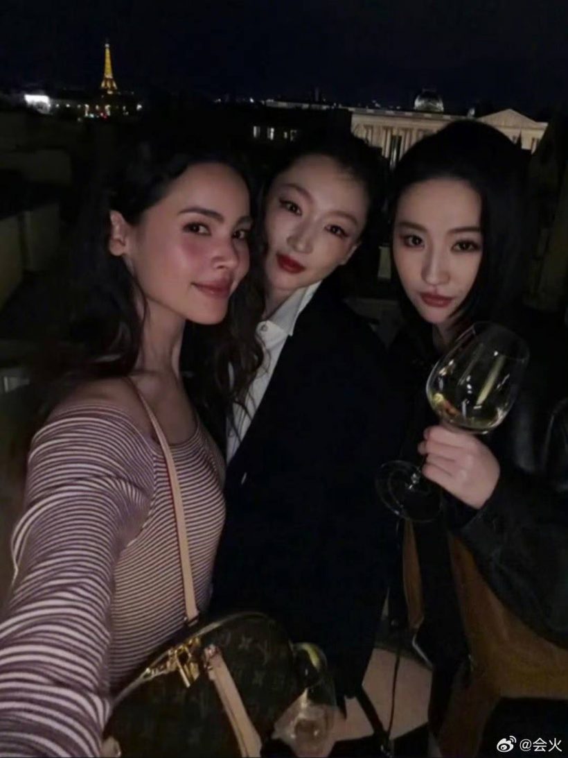 อุ๊ย! ญาญ่า ร่วมเฟรมหลิวอี้เฟย ประชันออร่ากลางปารีส