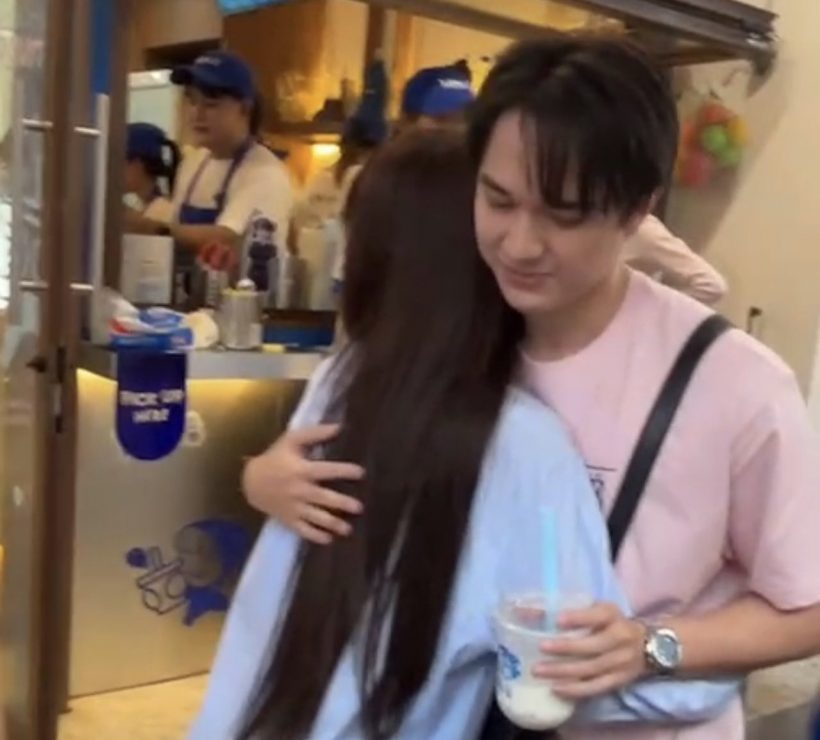 คู่จิ้นรีเทิร์น?พระเอกบุกเซอร์ไพรส์พร้อมดอกไม้ แฟนคลับน้ำตาซึม