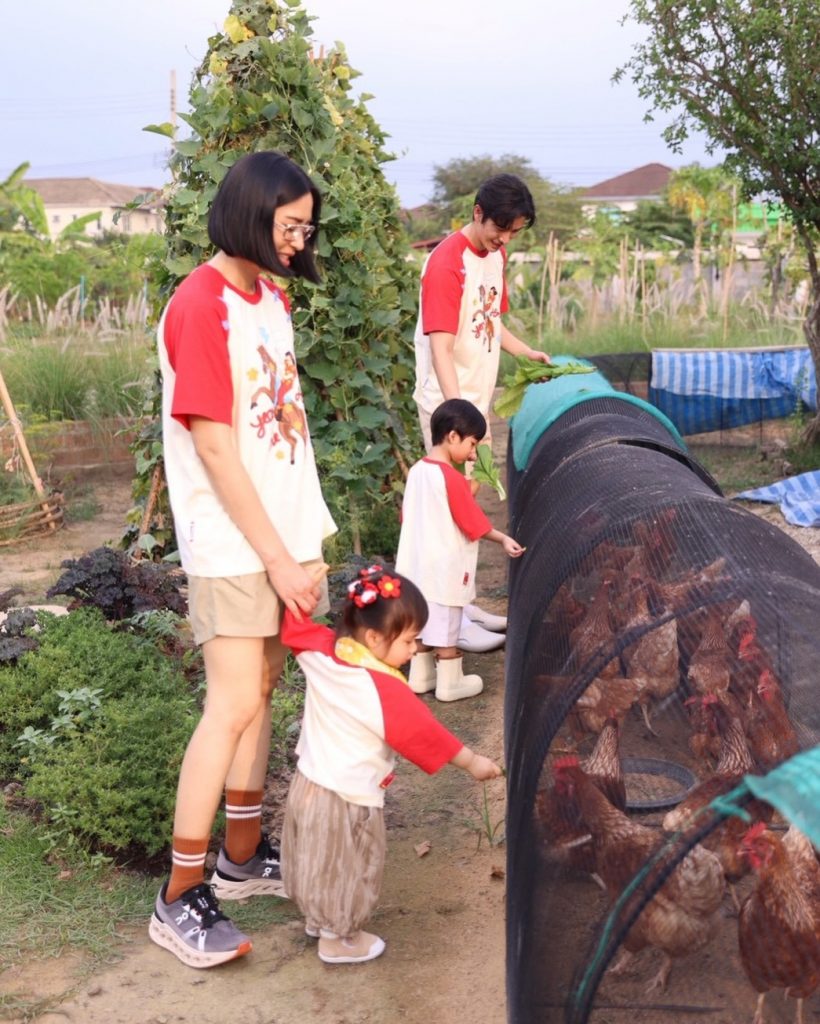 คู่รักปรับตัวสู้วิกฤตน้ำมันแพง โชคดีที่บ้านเลี้ยงไก่-ปลูกผักไว้