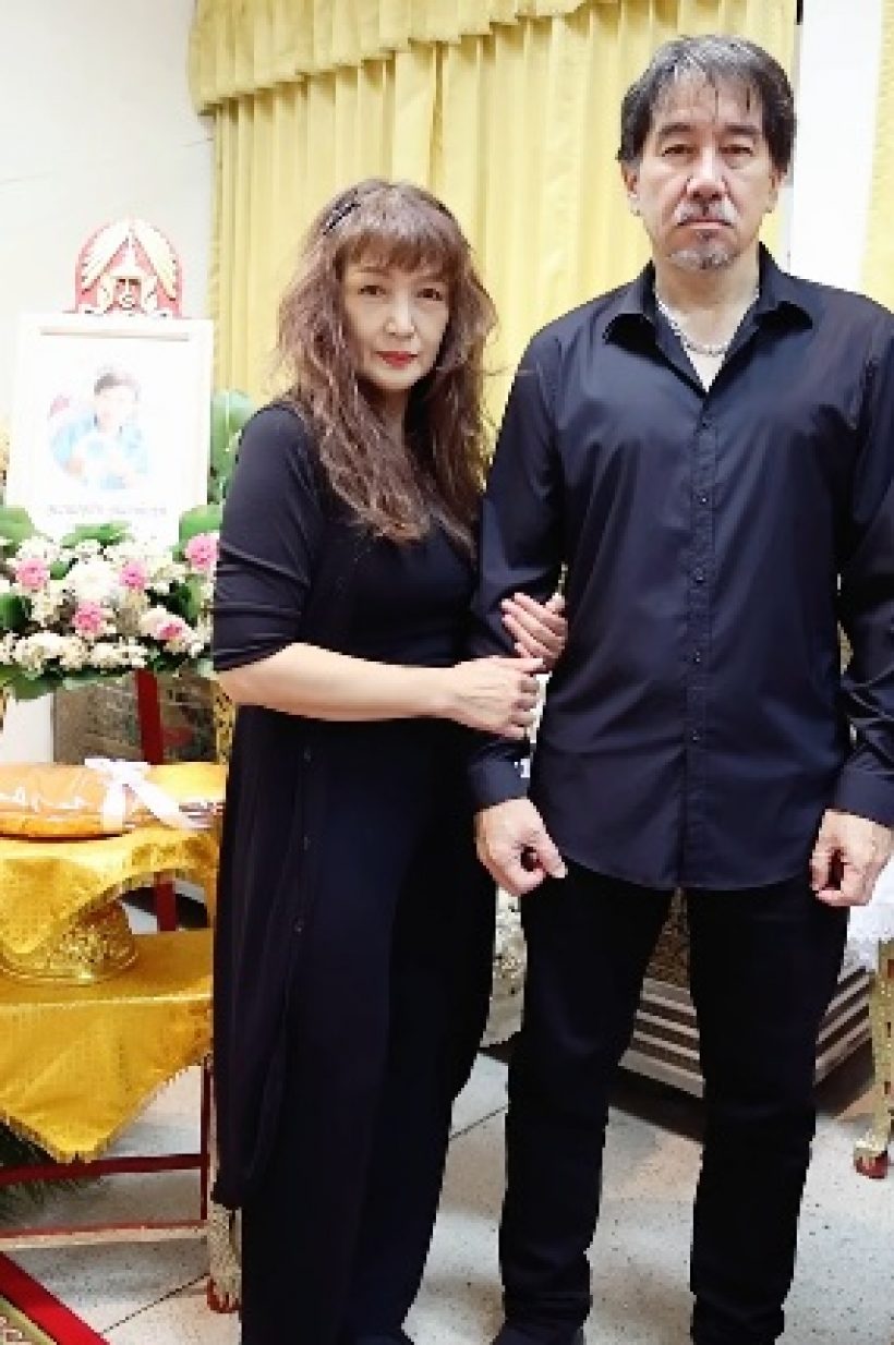 ฮันนี่ ภัสสร เจอชาวเน็ตถล่มยับ กลางงานสวดอภิธรรมคุณแม่