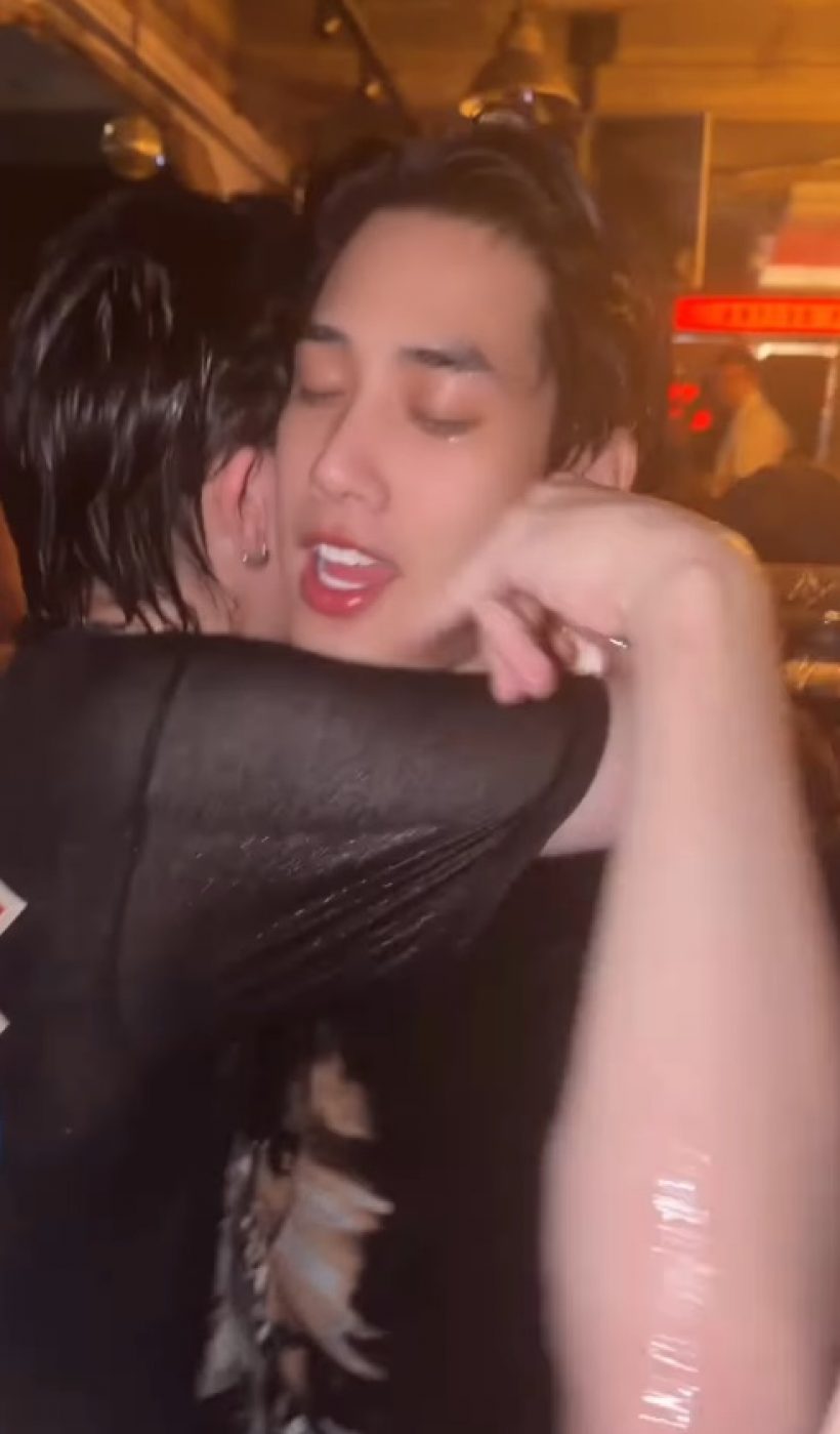 ทำถึงเวอร์!! คู่จิ้นชื่อดัง โชว์ช็อตสวีทจริงกลางงานสงกรานต์