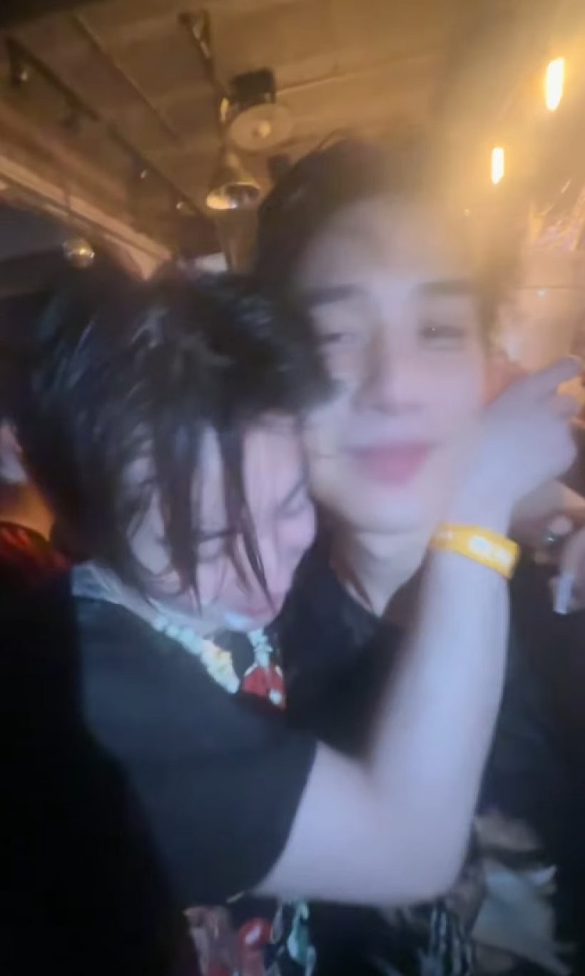 ทำถึงเวอร์!! คู่จิ้นชื่อดัง โชว์ช็อตสวีทจริงกลางงานสงกรานต์