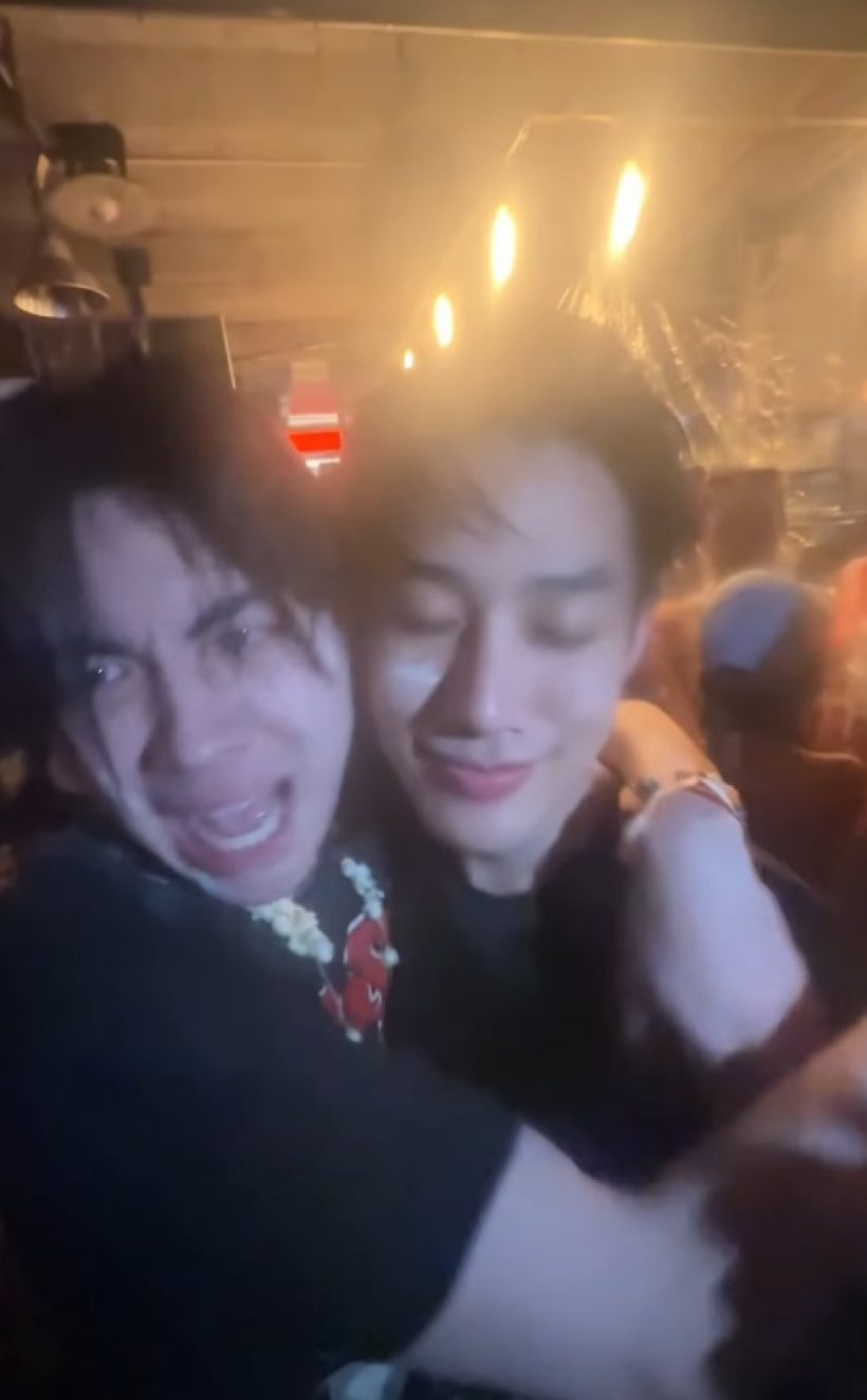 ทำถึงเวอร์!! คู่จิ้นชื่อดัง โชว์ช็อตสวีทจริงกลางงานสงกรานต์