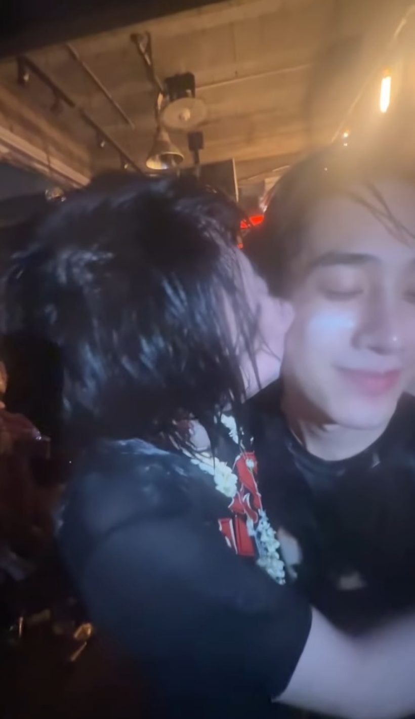 ทำถึงเวอร์!! คู่จิ้นชื่อดัง โชว์ช็อตสวีทจริงกลางงานสงกรานต์