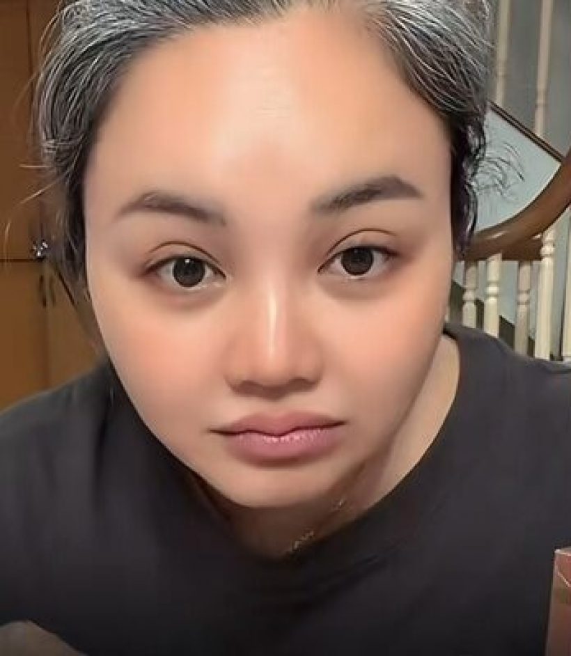 ภาพล่าสุด ตั๊กแตน ชลดา หลังโดนแซะผมหงอกยังรับงาน