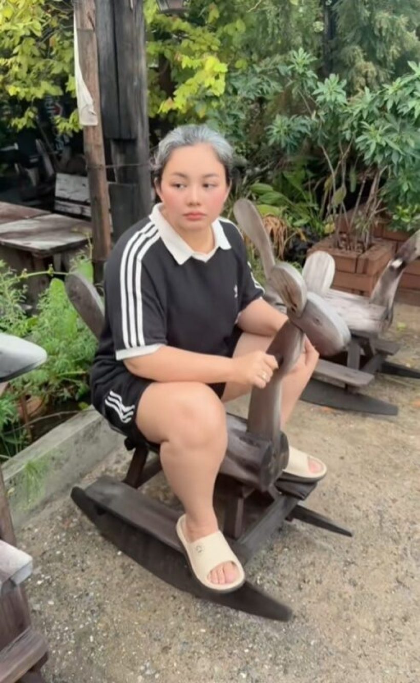ภาพล่าสุด ตั๊กแตน ชลดา หลังโดนแซะผมหงอกยังรับงาน