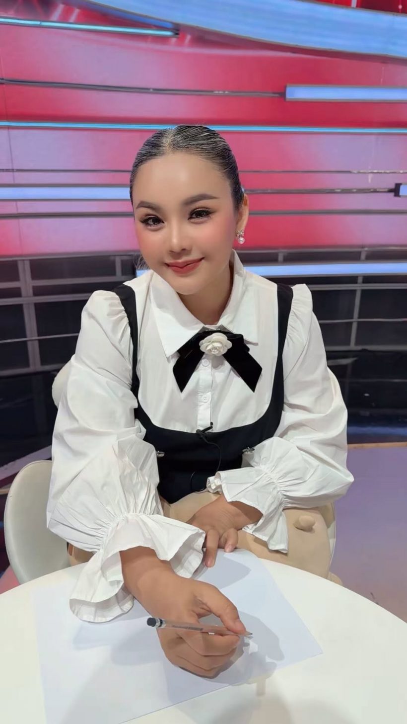 ภาพล่าสุด ตั๊กแตน ชลดา หลังโดนแซะผมหงอกยังรับงาน